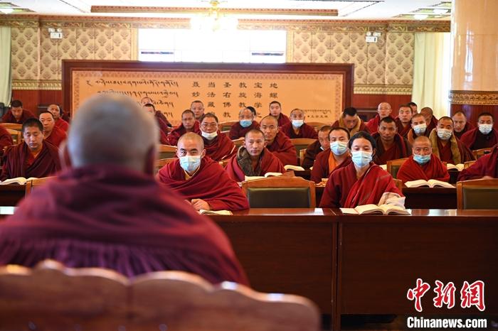 3月23日，記者走進(jìn)位于拉薩的西藏佛學(xué)院，探訪宗教學(xué)府的新學(xué)期。圖為佛學(xué)院學(xué)員正在上課。<a target='_blank' ></p><p  align=