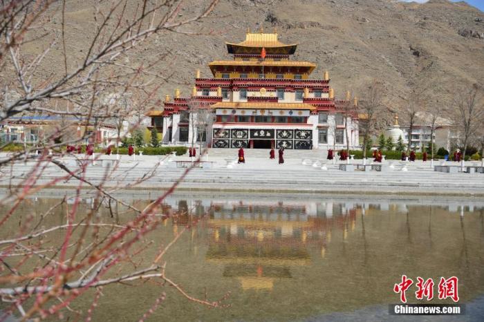 3月23日，西藏佛學(xué)院開學(xué)第二日，<a target='_blank' >中新社</a>記者前往學(xué)院探訪了少年活佛班、尼眾部等，走進(jìn)了他們的課堂。該學(xué)院有來自藏傳佛教格魯派、寧瑪派等各個(gè)教派的僧尼，900余人在此學(xué)習(xí)。圖為西藏佛學(xué)院內(nèi)景。<a target='_blank' >中新社</a>發(fā) 貢嘎來松 攝