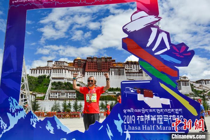 資料圖為2019年8月18日，拉薩舉行半程馬拉松賽?！〗w波 攝