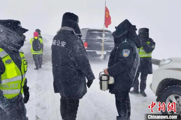強降雪后，西藏安多縣警方在國道109線唐古拉山段開展除雪保通工作?！“捕嗫h公安局 供圖 攝