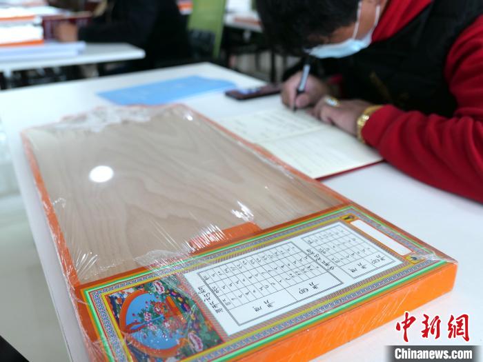圖為天文歷算計(jì)算工具?！≈x牧 攝