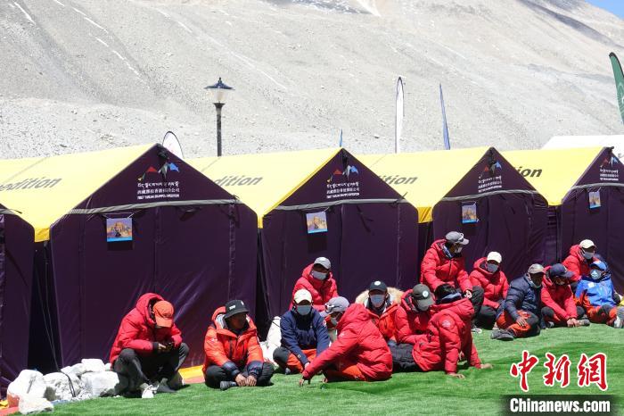 5月9日，登山隊員在珠峰北坡登山大本營歇息?！∪轿木?攝