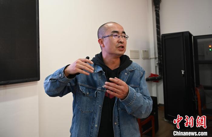 圖為西藏大學(xué)教授寧長(zhǎng)春授課宣講。
