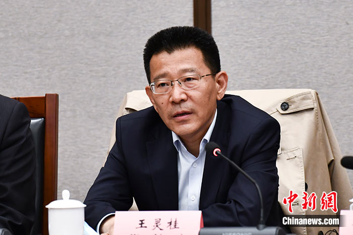 5月16日，由中國(guó)社會(huì)科學(xué)院西藏智庫、中國(guó)社會(huì)科學(xué)院民族學(xué)與人類學(xué)研究所主辦的第五屆西藏智庫國(guó)際論壇在北京舉行。中國(guó)社會(huì)科學(xué)院副院長(zhǎng)王靈桂在致辭中表示，今年是西藏和平解放70周年，西藏人民團(tuán)結(jié)奮斗，把貧窮落后的舊西藏建設(shè)成經(jīng)濟(jì)發(fā)展、文化繁榮、社會(huì)進(jìn)步、環(huán)境良好、生活幸福的社會(huì)主義新西藏，西藏歷史上第一次徹底消滅了絕對(duì)貧困，同全國(guó)人民一起，西藏各族人民已經(jīng)走進(jìn)全面建成小康社會(huì)的新時(shí)代，進(jìn)入歷史發(fā)展的新坐標(biāo)。 <a target='_blank' ><p  align=