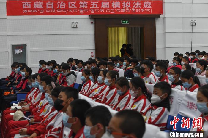 圖為西藏自治區(qū)第五屆模擬法庭現(xiàn)場?！∝暩聛硭?攝