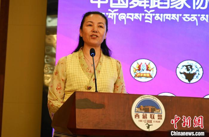 圖為西藏自治區(qū)舞蹈家協(xié)會主席達娃拉姆致辭。　趙朗 攝