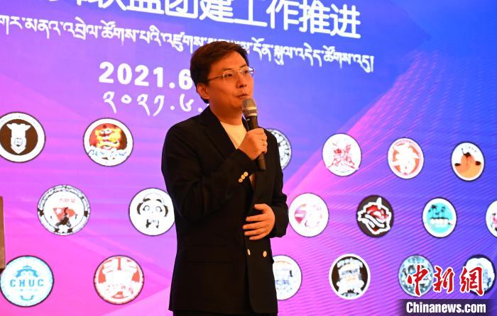 圖為中國舞蹈家協(xié)會街舞委員會常務(wù)副主任、秘書長夏銳致辭?！≮w朗 攝