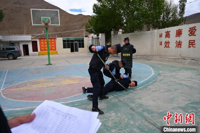 圖為移民管理警察進(jìn)行警務(wù)技能考核?！≮w朗 攝
