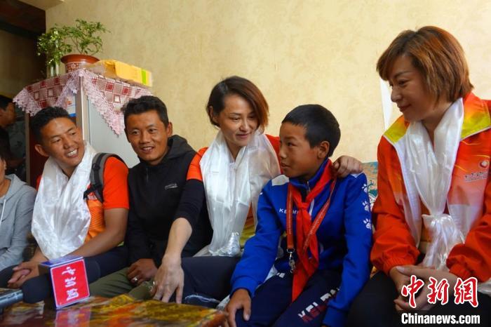 圖為世界冠軍在拉薩進行家訪，與青少年運動員聊天?！∪轿木?攝