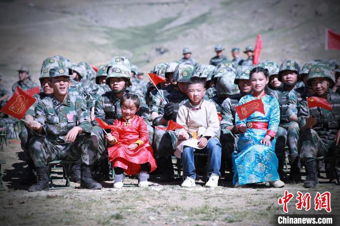 圖為駐地小朋友參加此次活動?！?普布扎西 攝