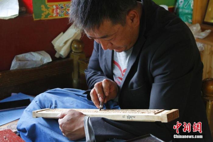 圖為7月14日，普松雕刻技藝傳承人嘎瑪曲扎正在家中進(jìn)行創(chuàng)作。 <a target='_blank' ><p  align=