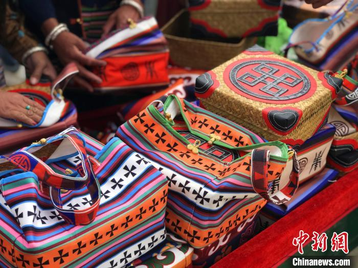圖為打隆物交會(huì)上售賣的民族手工藝品。　冉文娟 攝
