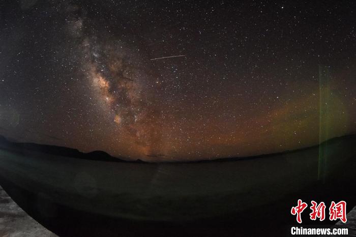錯(cuò)鄂湖星空璀璨，一顆流星劃過(guò)。　<a target='_blank' ></p><p  align=