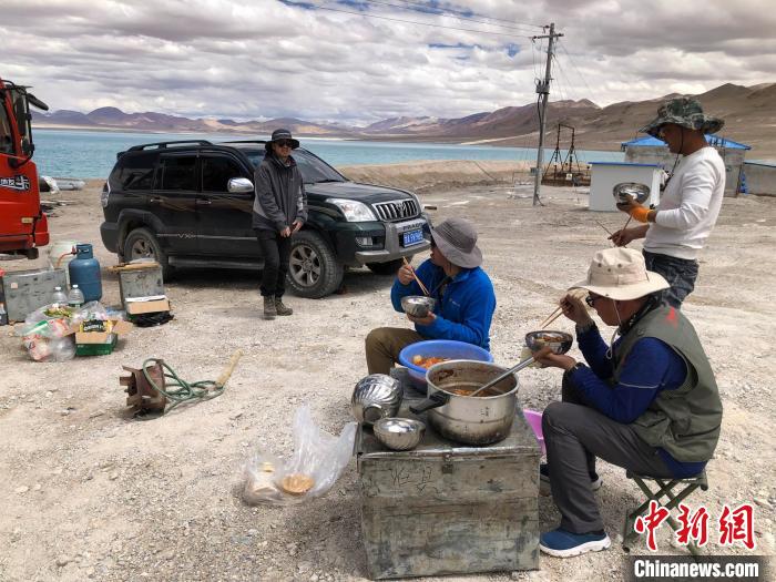 在“世界屋脊”上作業(yè)，中國科考隊員衣、食、住、行有何特色？