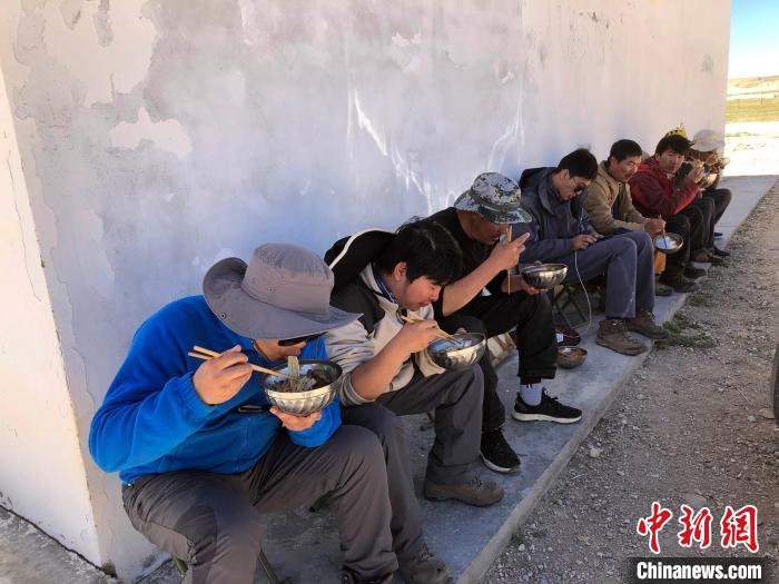 科考隊員在高原湖泊岸邊進餐。　<a target='_blank' ><p  align=