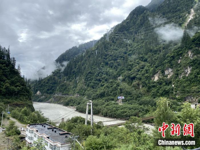險山急流中的兩座橋。彭寧鈴 攝