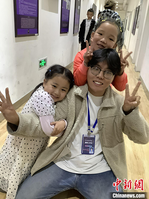 “Z世代”旦真旺加認(rèn)為，拉薩是一座開放與包容的城市，記憶中的拉薩是彩色的。2021年，旦真旺加從浙江大學(xué)漢語言文學(xué)專業(yè)畢業(yè)后，他選擇回到拉薩，成為一名漢語文實(shí)習(xí)助教。圖為8月4日，旦真旺加在課間陪學(xué)生玩耍。 <a target='_blank' ><p  align=