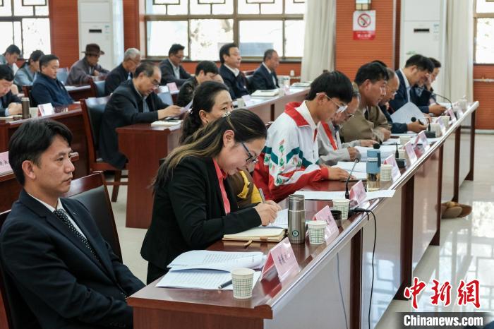 圖為8月10日座談會(huì)現(xiàn)場(chǎng)，左一為歸國(guó)定居藏胞晉美次旦。　江飛波 攝