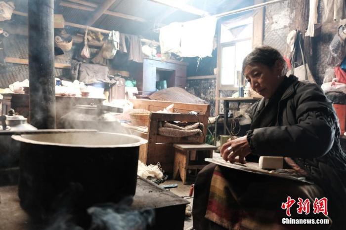 圖為8月6日，60歲的卓嘎在玉麥鄉(xiāng)牧場(chǎng)放牧點(diǎn)制作奶渣。 <a target='_blank' ></p><p  align=