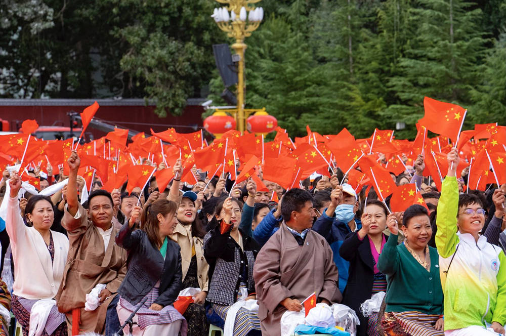 8月19日10時，慶祝西藏和平解放70周年大會在拉薩市布達(dá)拉宮廣場隆重舉行。徐馭堯 攝
