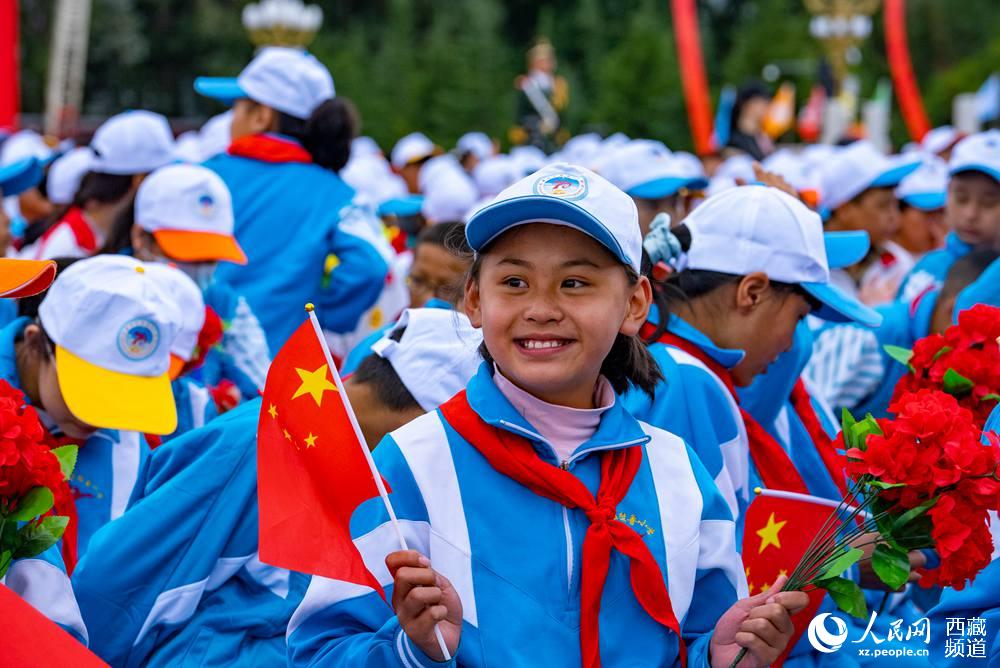 8月19日10時，慶祝西藏和平解放70周年大會在拉薩市布達(dá)拉宮廣場隆重舉行。徐馭堯 攝