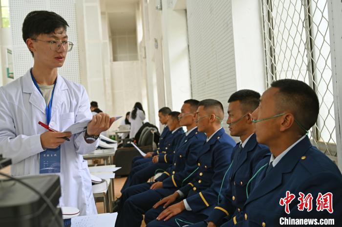 圖為研究團隊成員登記消防員信息?！≮w朗 攝