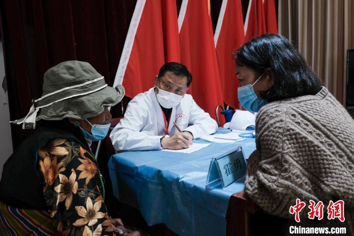 北京大學(xué)第一醫(yī)院教授、主任醫(yī)師霍勇在義診現(xiàn)場(chǎng)接診?！〗w波 攝