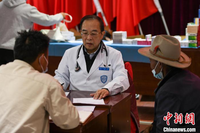 北京大學(xué)人民醫(yī)院心臟中心副主任、博士生導(dǎo)師王偉民為農(nóng)牧民問(wèn)診。　江飛波 攝