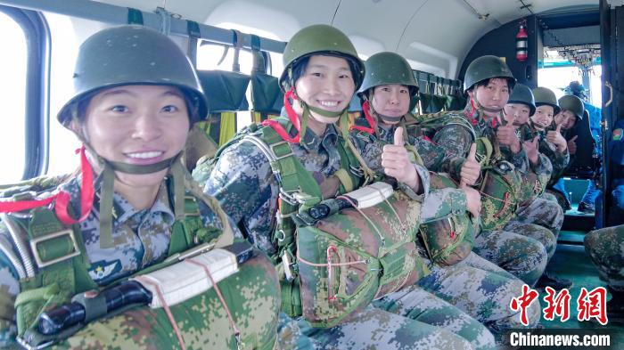 圖為女兵們在直升機(jī)上準(zhǔn)備跳傘?！⊥跏鰱| 攝