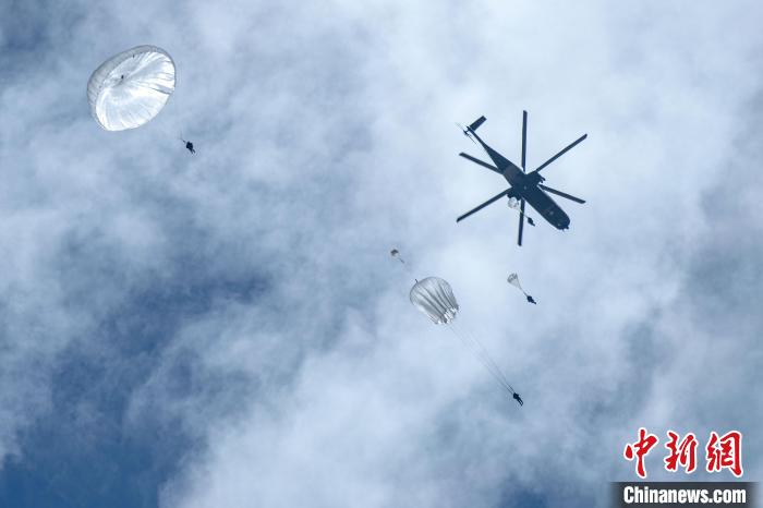 圖為傘降女兵在空中開傘。　王述東 攝