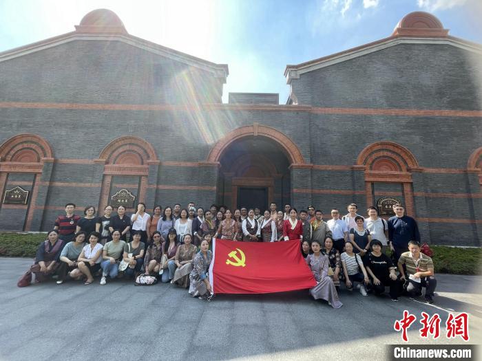 參觀中共一大、二大會址，學(xué)員們回顧了中國共產(chǎn)黨百年大黨的革命歷程?！∪A東師大供圖
