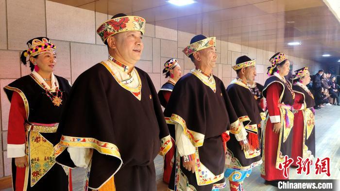 圖為西藏老年舞蹈隊(duì)在后臺(tái)準(zhǔn)備上場(chǎng)?！∝暽＠?攝