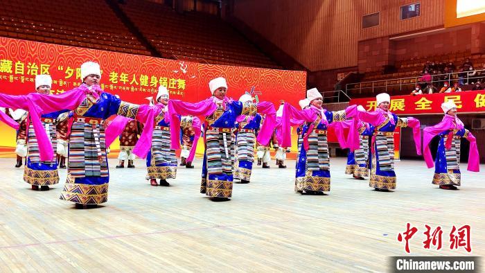 圖為西藏老年舞蹈隊(duì)伍齊跳傳統(tǒng)鍋莊舞?！∝暽＠?攝