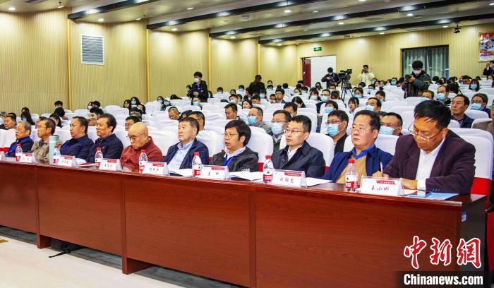 圖為與會(huì)專家學(xué)者聽會(huì)?！钪覍?攝