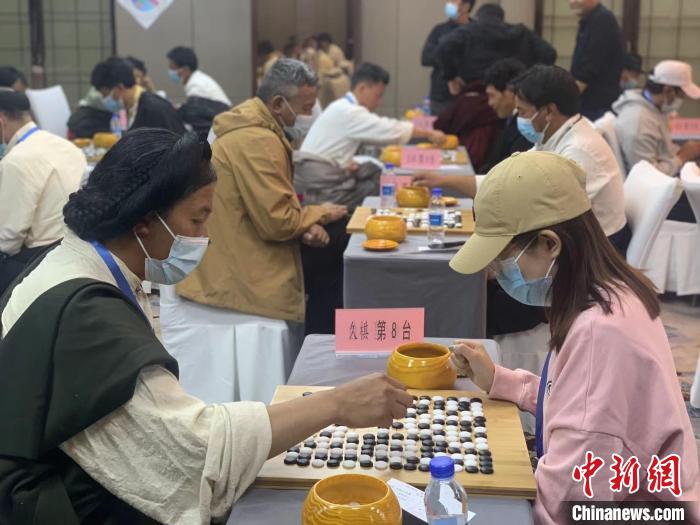 圖為參賽選手正在進(jìn)行藏棋對(duì)弈?！≈x牧 攝