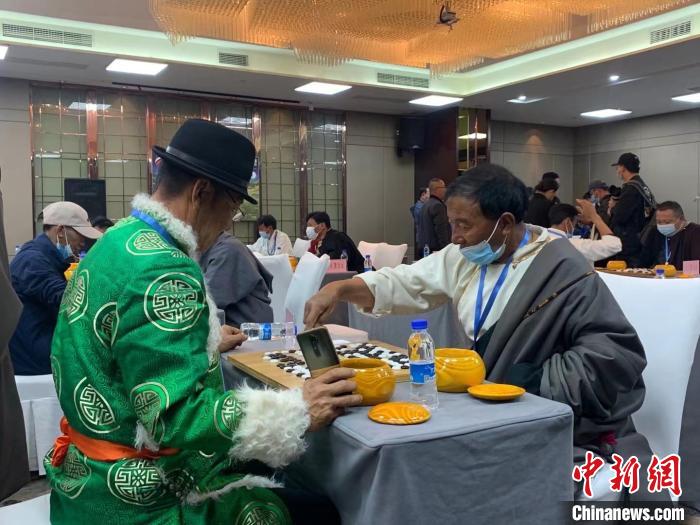 圖為參賽選手正在進(jìn)行藏棋對(duì)弈?！≈x牧 攝