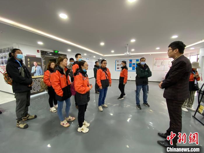 圖為2021瀾湄萬里行中外媒體在昌都新區(qū)采訪?！±罱瓕?攝
