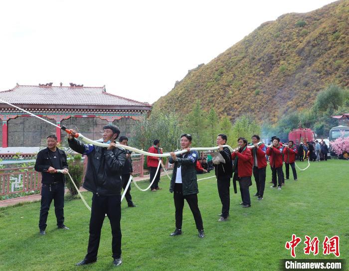 圖為護林員體驗架設(shè)水泵。　昌都市森林消防支隊 供圖