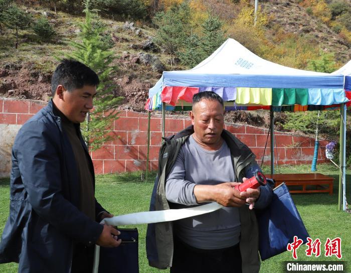 圖為護林員操作體驗滅火裝備?！〔际猩窒乐ш?供圖