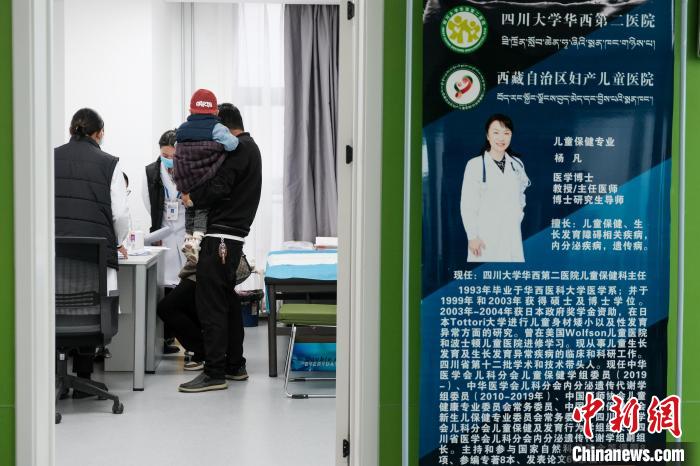 圖為四川大學華西第二醫(yī)院專家接診?！〗w波 攝