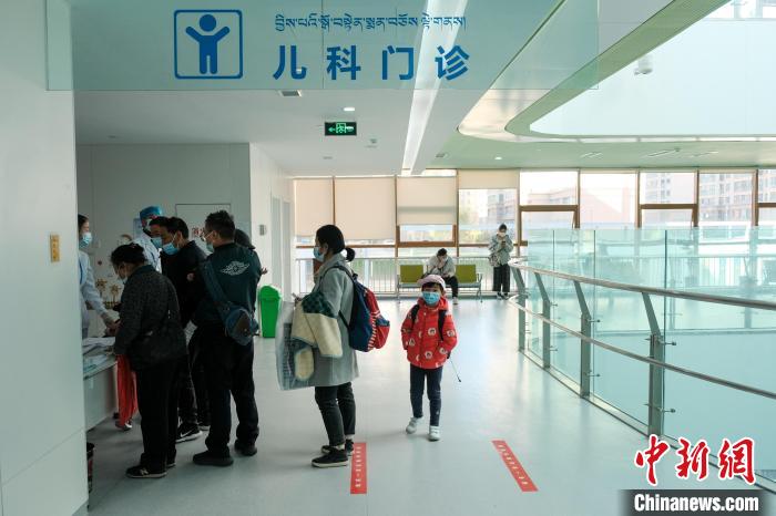 圖為兒科義診接診現(xiàn)場。　江飛波 攝