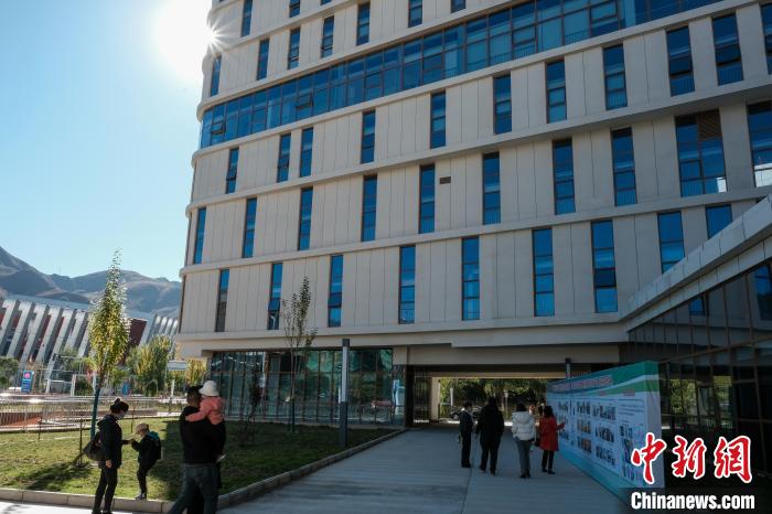 因疫情防控需要，此次義診活動進行了人數(shù)限定。圖為西藏民眾帶著孩子到醫(yī)院就診。　江飛波 攝