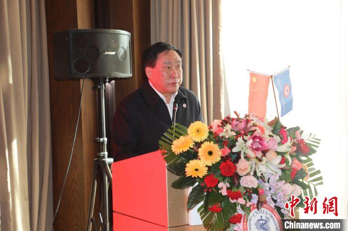 圖為中國非公立醫(yī)療機構協(xié)會常務副會長兼秘書長郝德明致辭?！№n相澤 攝