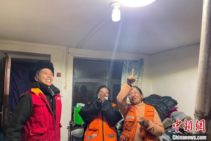 青藏公路109道班接入大網(wǎng)電?！?閆昱翰 　攝