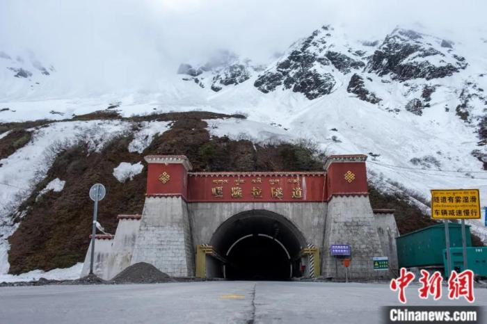 墨脫公路控制性工程——嘎隆拉隧道。上方為嘎隆拉雪山，曾是進(jìn)入墨脫最大的“攔路虎”。