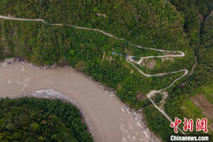 雅魯藏布江一側(cè)的墨脫公路。