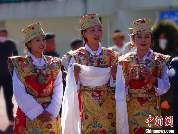 圖為身著節(jié)日盛裝的藏族姑娘?！∪轿木?攝