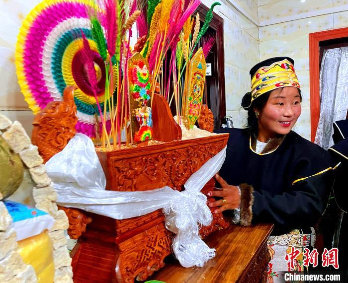 圖為藏族姑娘端著吉祥切瑪?！∪轿木?攝