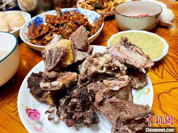 圖為除夕之夜的大餐?！∪轿木?攝