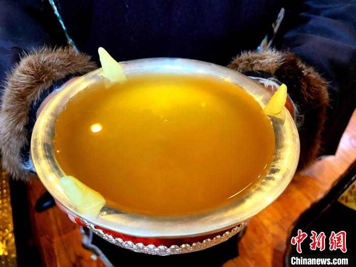 圖為青稞酒?！∪轿木?攝